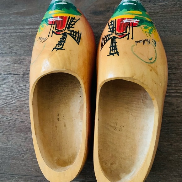 Wooden hand carved shoes - Picture 4 of 10